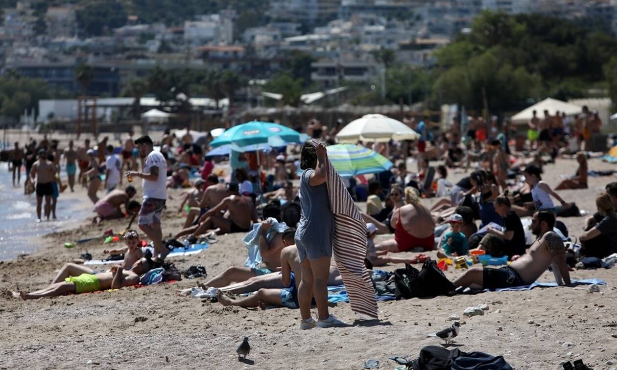 Ποιος κορονοϊός; Κοσμοπλημμύρα στις παραλίες της Αττικής