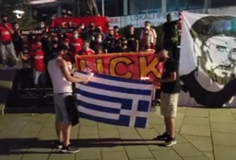 Ντροπή: Κοσοβάροι έκαψαν ελληνική σημαία μετά από ποδοσφαιρικό αγώνα! (video)