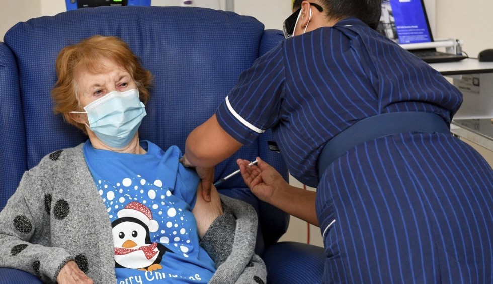 Ιστορική στιγμή: Μια 90χρονη η πρώτη που έκανε το εμβόλιο στη Βρετανία