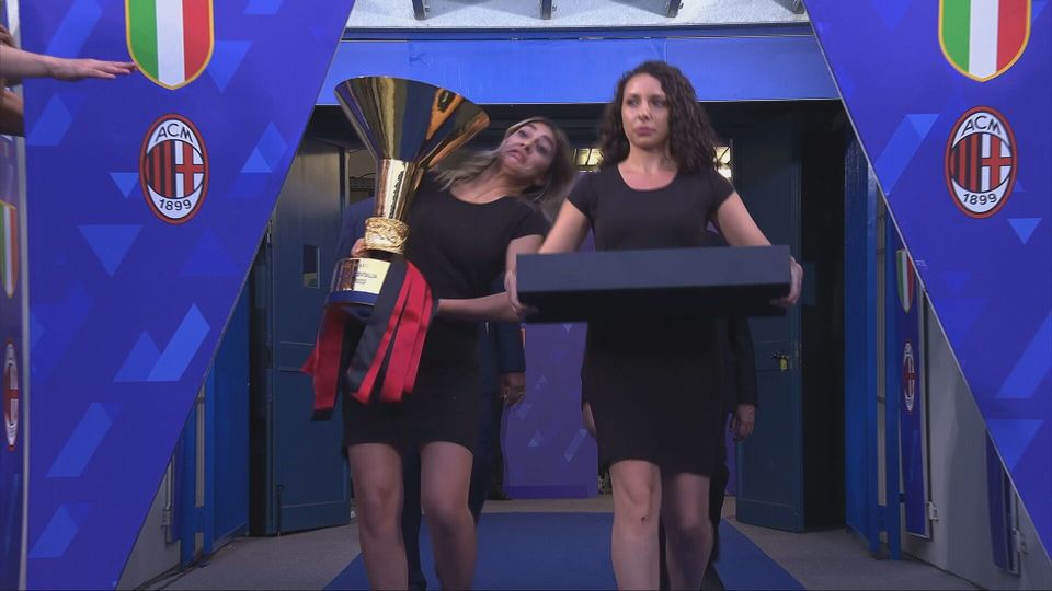Μίλαν: Το μίνι ατύχημα της κοπέλας που μετέφερε το τρόπαιο για την απονομή
