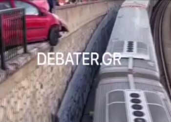ΗΣΑΠ: Αυτοκίνητο έπεσε στα κάγκελα – Απεγκλωβίστηκαν οι επιβάτες