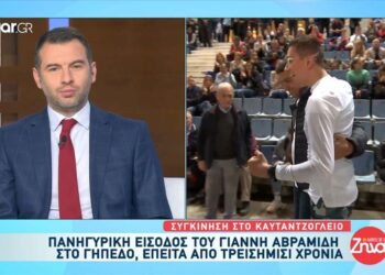 Πανηγυρική είσοδος του Γιάννη Αβραμίδη στο γήπεδο, έπειτα από τρεισήμισι χρόνια