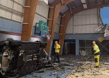 Ποδοσφαιριστής «πέταξε» με το αμάξι του και καρφώθηκε σε γυμναστήριο – Σκληρές εικόνες