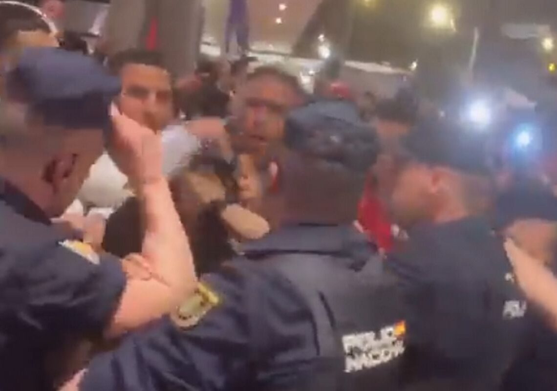 Χαμός στη Μαδρίτη – Πιάστηκαν στα χέρια παίκτες του Περού με αστυνομικούς – Βίντεο