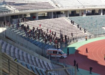 Νίκη Βόλου-ΑΕΛ: Ντου των οπαδών μετά την είσοδο των «βυσσινί»!