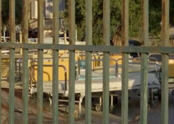 Κρεβάτια και στρώματα παρατημένα πίσω από το νοσοκομείο Νίκαιας