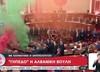Έκαναν… «γήπεδο» την αλβανική βουλή – Δείτε βίντεο