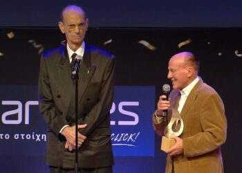 Βραβεία ΠΣΑΤ: Ο Μίμης Δομάζος δίνει μια ακόμα ξεχωριστή… ασίστ στον Αντώνη Αντωνιάδη – Βίντεο