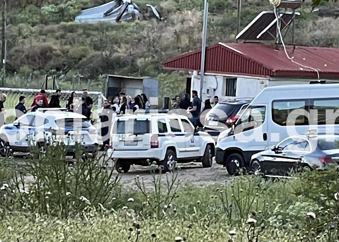 Λάρισα: Πέταξαν κάτω τον διαιτητή και άρχισαν να τον χτυπούν σε αγώνα τοπικού – Φωτογραφίες
