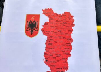Προκλητικός Αλβανός οπαδός στο Euro – Έδειχνε χάρτη με Κέρκυρα, Γιάννενα και Φλώρινα!