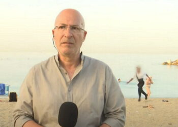 Της έκλεψε την αλυσίδα από το λαιμό σε live μετάδοση – Δείτε το βίντεο