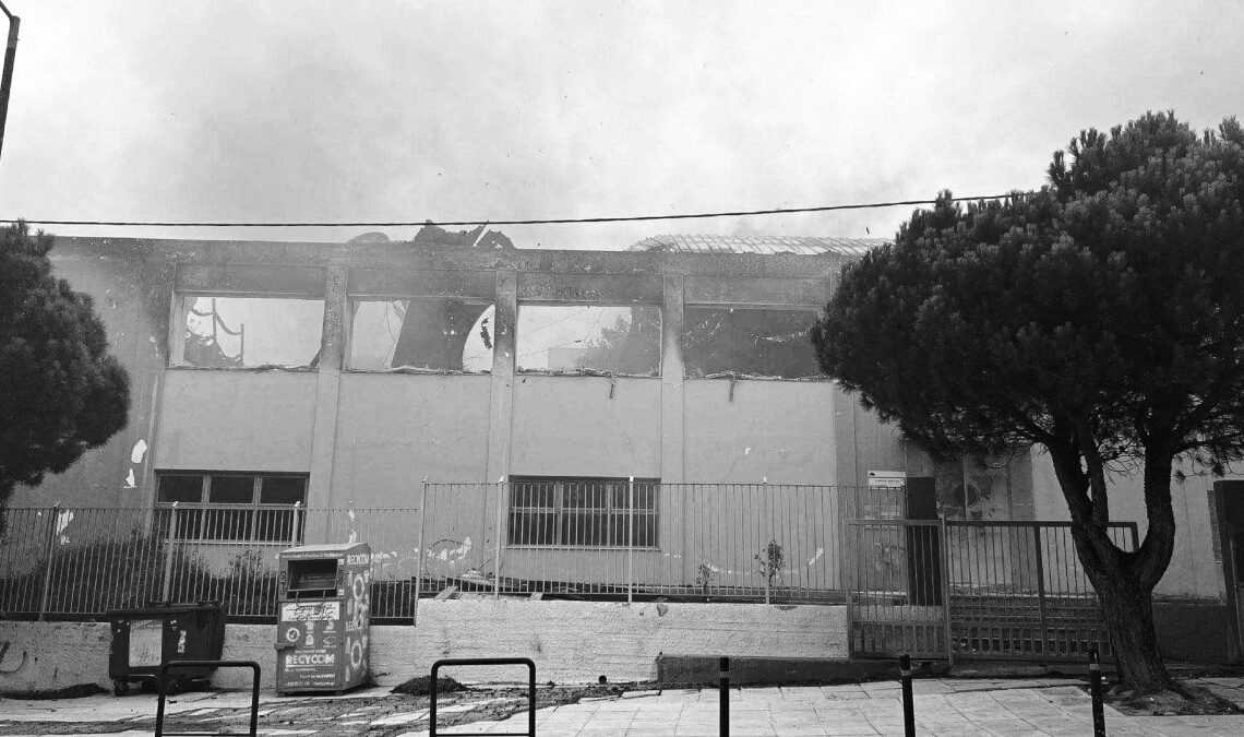Φωτιά στην Αττική: Κάηκε το γήπεδο μπάσκετ της Πεντέλης