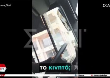 Χαμός σε λεωφορείο: Επιβάτης ζητά από τον οδηγό να κλείσει το τηλέφωνο και εκείνος αρνείται – Βίντεο