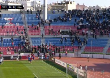 Επεισόδια στη Νέα Σμύρνη και προσωρινή διακοπή! – Χτύπησε οπαδός της Καλαμάτας – Βίντεο