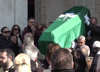 Ύστατο «χαίρε» στον Τάκη Οικονομόπουλο υπό τον ύμνο του Παναθηναϊκού – Βίντεο