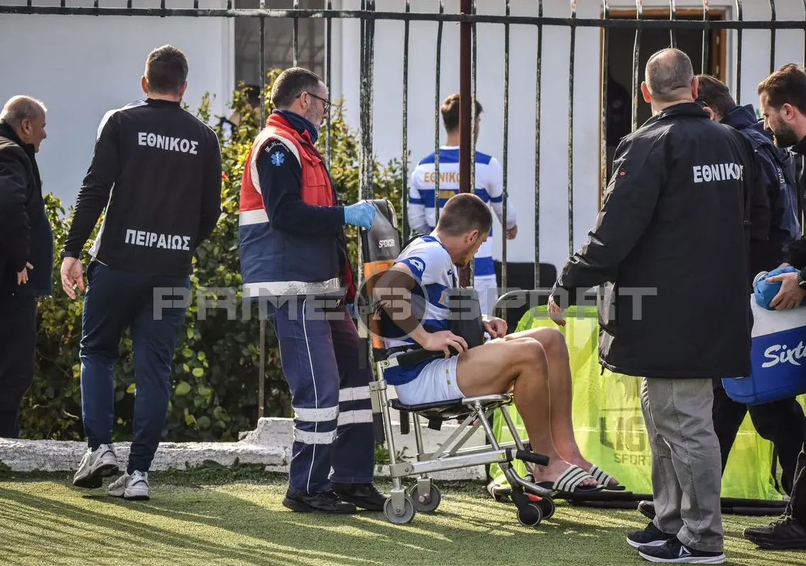 Πλήγμα στον Εθνικό – Τραυματίστηκε σοβαρά ποδοσφαιριστής στην αναμέτρηση με τον Ατσαλένιο