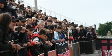 Παρά την πίκρα χειροκρότησαν στο τέλος