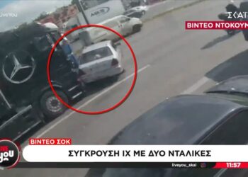 Βίντεο σοκ: ΙΧ συγκρούεται με δύο νταλίκες