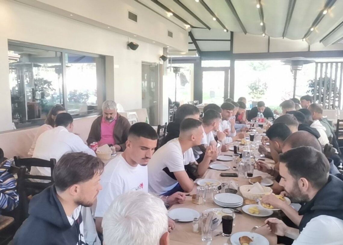 «Όλοι μαζί σαν οικογένεια» – Γεύμα συσπείρωσης ενόψει του φινάλε στην Κόρινθο – Δείτε φωτογραφίες