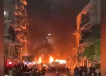 Πεδίο μάχης τα Εξάρχεια: Αυτοκίνητα υπέστησαν φθορές – 72 προσαγωγές και ένας αστυνομικός τραυματίας
