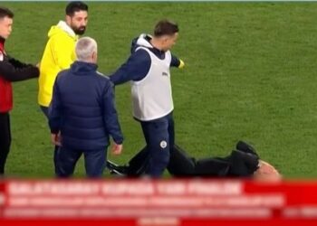 Απίστευτος Μουρίνιο – Έπιασε από τη μύτη τον αντίπαλο προπονητή και τον «ξάπλωσε» στο χορτάρι, δείτε το βίντεο