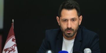 «Να σταθεροποιηθεί η ΑΕΛ στη Super League» είπε ο Πετράκης – Βίντεο