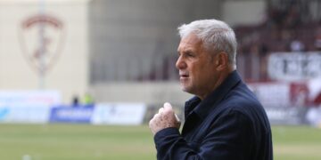 «Με μία ομάδα συζητάω – Είμαι υπέρ του ενός ομίλου στην Super League 2» δήλωσε ο Βοσνιάδης