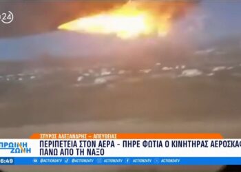 Πήρε φωτιά ο κινητήρας αεροσκάφους πάνω από τη Νάξο – Σοκαριστικό βίντεο